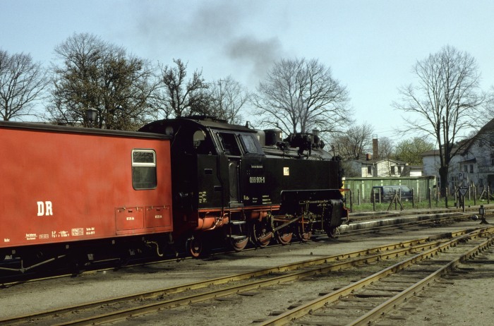 099 901 (99 321) vor dem P 14143 im Bf Kühlungsborn West, um 11:40h am 20.04.1992.