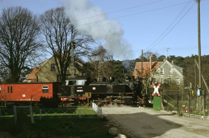 Noch mal 099 901 (99 321), nun aber nachmittags mit dem P 14151 hinter Kühlungsborn West, um 16:54h am 20.04.1992