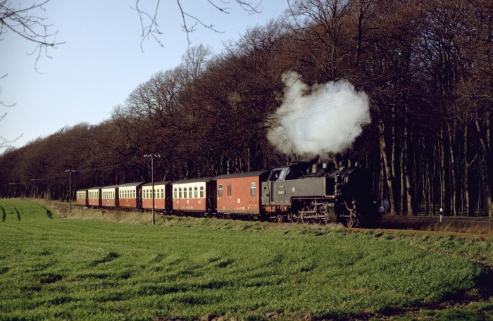 099 902 (99 322) mit P 14153 an der Allee zwischen Heiligendamm und Bad Doberan, um 18:44h am 20.04.1992