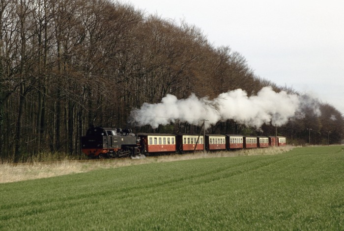 099 901 Tv (99 321) mit P 14142 Richtung Kühlungsborn West, am Waldrand zwischen Heiligendamm und Steilküste, um 12:32h am 21.04.1992