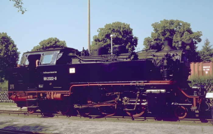 99 2322 ist nun wieder 99 322, hier zu sehen beim Umsetzen in Kühlungsborn West, am heftig heißen Sommertag 15.08.2001