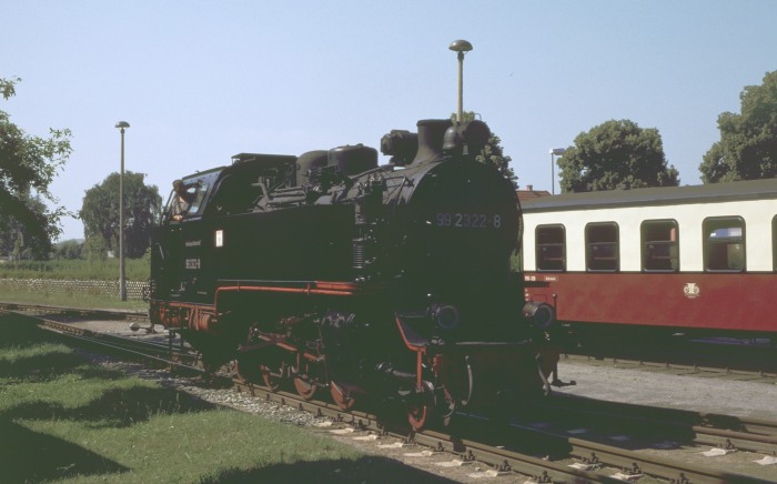 99 2322 ist nun wieder 99 322, hier zu sehen beim Umsetzen in Kühlungsborn West, am heftig heißen Sommertag 15.08.2001
