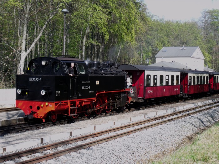 99 2322 Tv vor Zug nach Kühlungsborn, Halt in Heiligendamm, um 15:58h am 22.04.2011