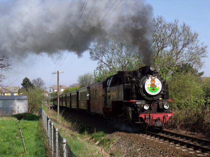 99 2323 mit Zug nach Bad Doberan, hinter Ausfahrt Kühlungsborn West, um 9:40h am 24.04.2011