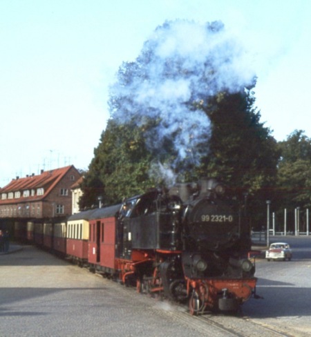 99 2321 mit Zug aus Kühlungsborn in der Stadtdurchfahrt von Bad Doberan, im September 1978