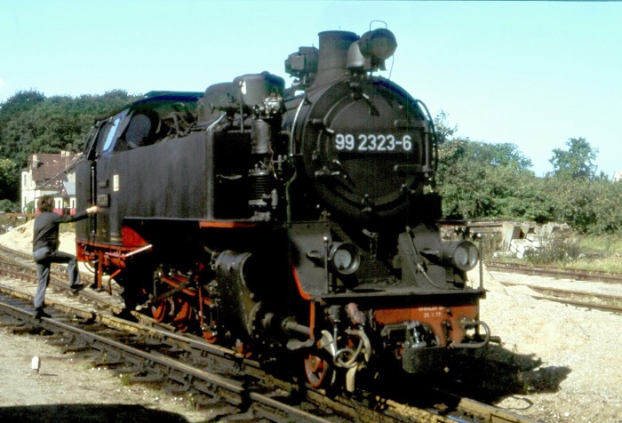 99 2323 Umsetzen am hinteren Ende vom Bahnhof Bad Doberan, im September 1978