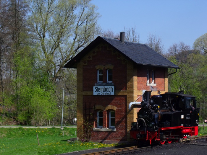 99 4511 neben Wasserkran und dem weithin bekannten und berühmten Wasserturm-Gebäude, um 10:50h am 30.04.2017