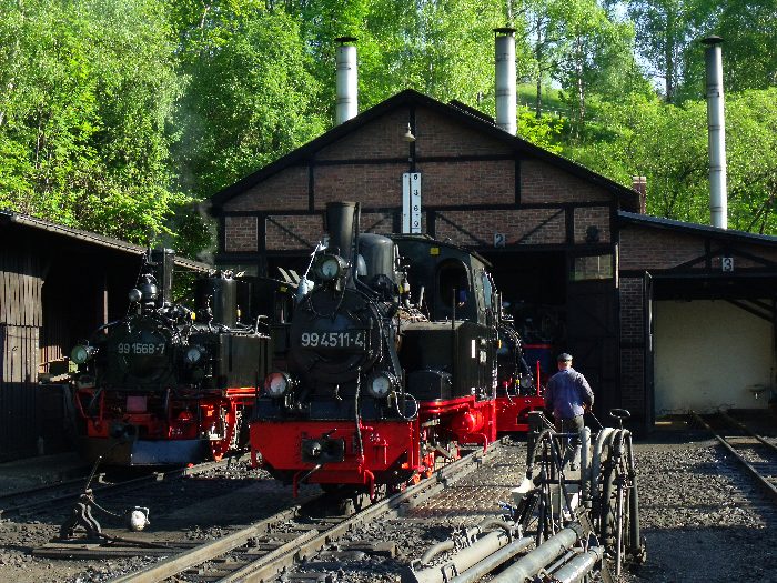 Noch mal 99 4511 neben 99 1568 vorm Lokschuppen in Jöhstadt um 8:03h am 26.05.2012