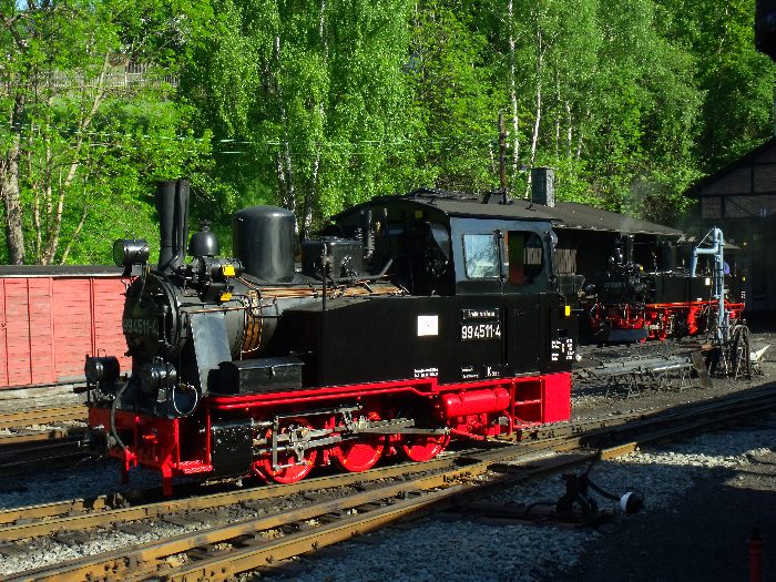 99 4511 beim Umsetzen im besten Fotolicht im Bw Jöhstadt, am Morgen des 26.05.2012 um 8:15h