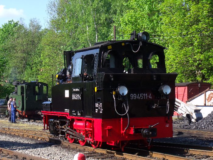 Im Vordergrund die 99 4511, weiter dahinter laufen auch schon an Lok No.54 (sächsische IK) umfangreiche Vorbereitungen, 8:50h am 26.05.2012