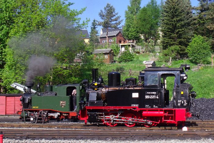 Noch einmal die 99 4511 vor der No.54 nahe dem Bekohlungsplatz im Bw Jöhstadt, um 9:15h am 26.05.2012