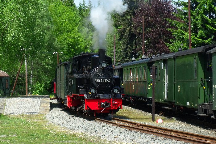 99 4511 vor Zug 49 wartet auf Abfahrt, im Bahnhof Schlössel, um 14:05h am 26.05.2012