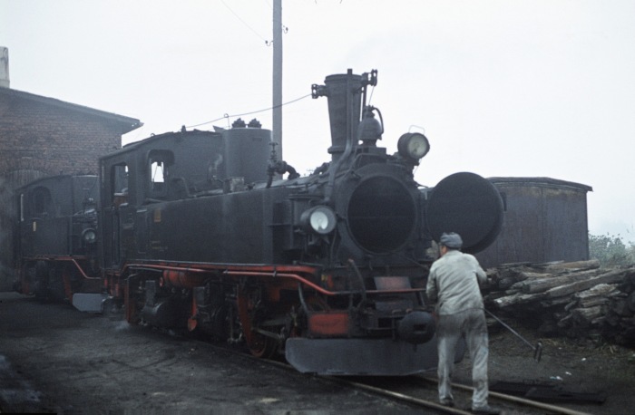 Bei 99 1584 werden wie üblich die Asche aus der Rauchkammer geholt und die Rohre per Eisenstange gereinigt, Bw Mügeln am 13.10.1976