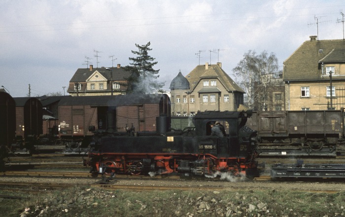 99 1608 rangiert etwa um die Mittagszeit in Mügeln, am 15.03.1977