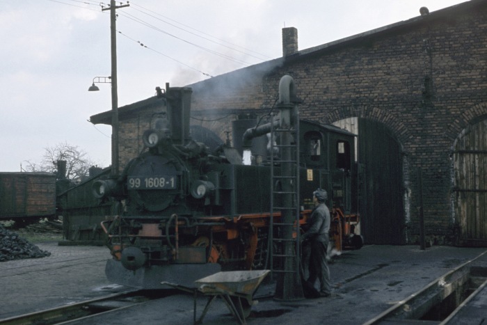 99 1608 erhält Wasser, Bw Mügeln um 12:00h am 15.03.1977