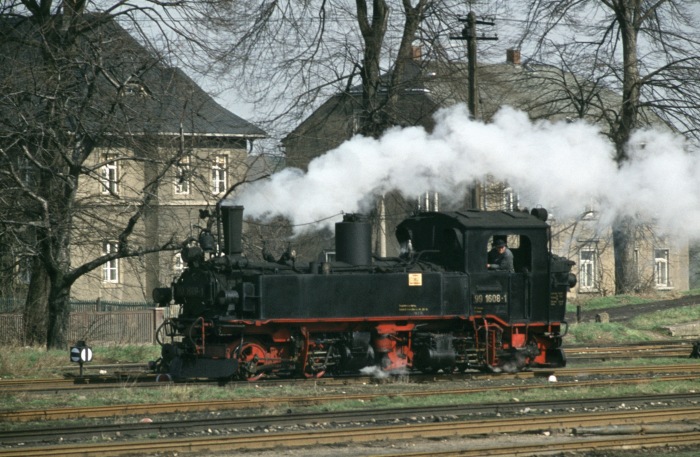 99 1608 rangiert in Mügeln, am 15.03.1977