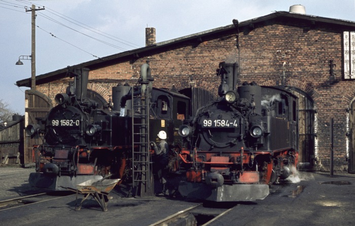 99 1562 neben 99 1584 im Bw Mügeln, am 15.03.1977
