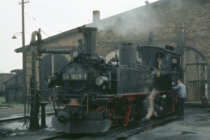 99 1608 erhält Wasser im Bw Mügeln, am 25.10.1977