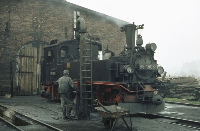 99 1608 erhält Wasser im Bw Mügeln, am 25.10.1977