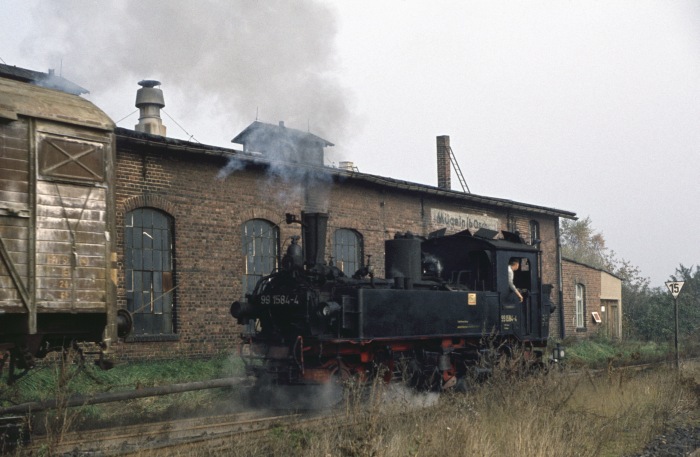 99 1584 Tv vor Gz ->Oschatz Ausfahrt Mügeln, am 25.10.1977