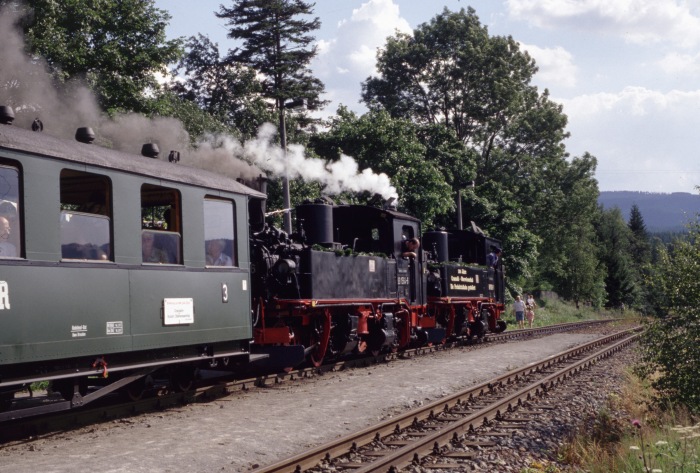 99 1594 Tv + 99 1564 Tv abwärts in Kretscham-Rothensehma, am 12.07.1997