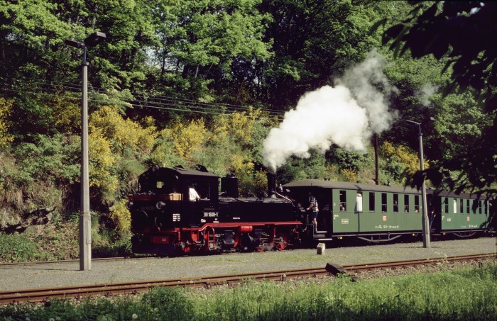 99 1608 Tv Sonderzug nach Potschappel in Seifersdorf, am 18.05.2002