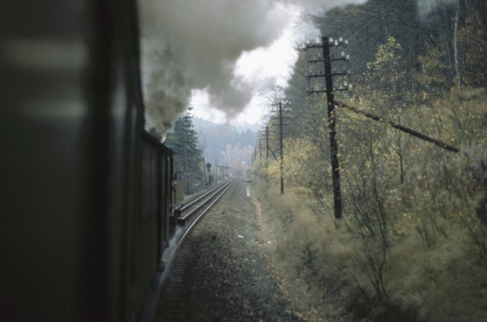 Blick aus dem Personenzug nach Jöhstadt auf dem damals berühmten Dreischienengleis-Abschnitt oberhalb von Wolkenstein, am 28.10.1977