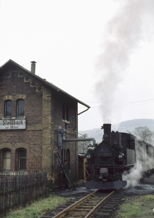 99 1590 vor P 14287 am Wasserturm von Steinbach, am 28.10.1977