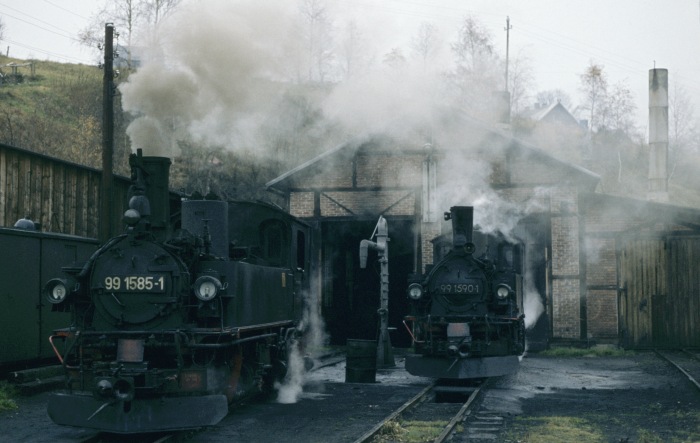 99 1585 neben 99 1590 im Bw Jöhstadt, am 28.10.1977