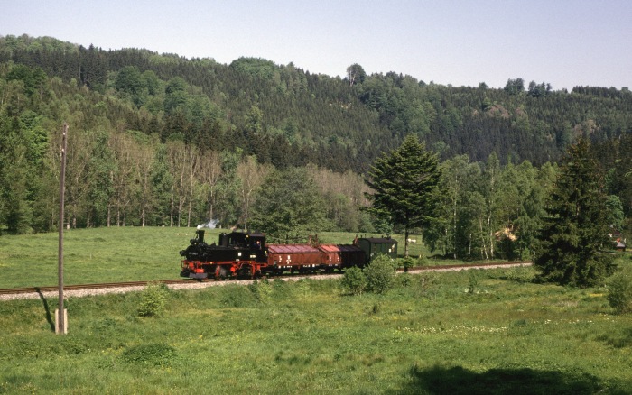 99 1590 mit Sonder-Gz vor Schmalzgrube, am 25.05.2001