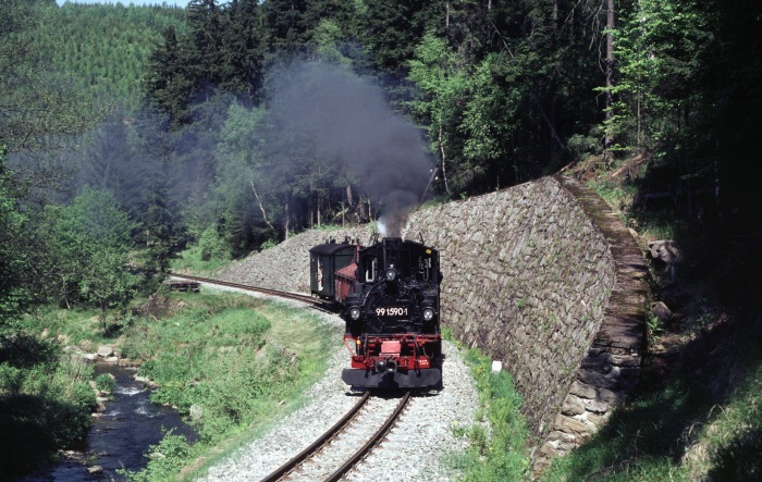 99 1590 mit Sonder-Gz an der Steinmauer zwischen Schmalzgrube und Schlössel, am 25.05.2001