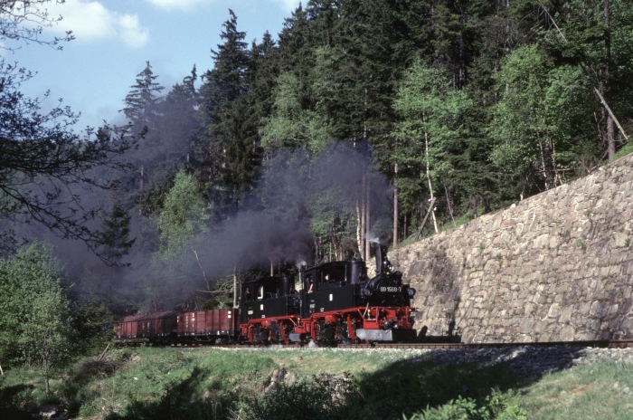 99 1568 + 99 1590 mit kombiniertem GmP an der Steinmauer zwischen Schmalzgrube und Schlössel, am 25.05.2001