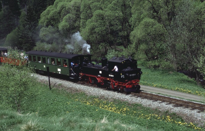 99 1590 Tv Personenzug abwärts kurz vor Schmalzgrube, am 10.05.2002