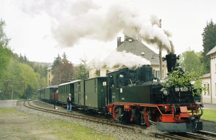 99 1568 vor Personenzug nach Jöhstadt im Bahnhof Schlössel, um 12:40h am 25.05.2006
