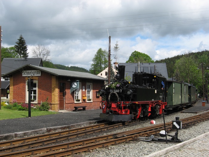 99 1568 vor Zug Nr.11 im Bahnhof Schmalzgrube, am 17.05.2007