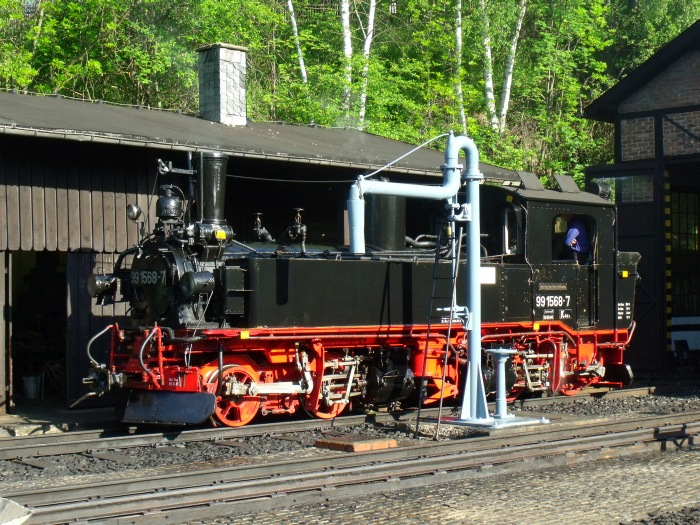 99 1568 nahe Wasserkran vorm Lokschuppen Bw Jöhstadt, um 7:59h am 26.05.2012