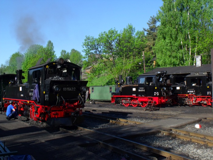 99 1542 Tv am Zug 20, dahinter 99 4511 und 99 1568 im Bw Jöhstadt, um 8:10h am 26.05.2012