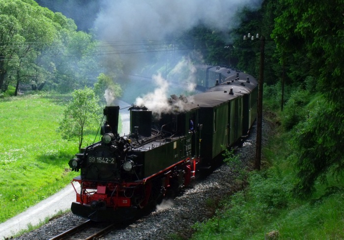 99 1568 mit Zug Nr.21 in der großen weiten Kurve im Tal weit hinter Schmalzgrube, um 10:29h am 28.05.2012