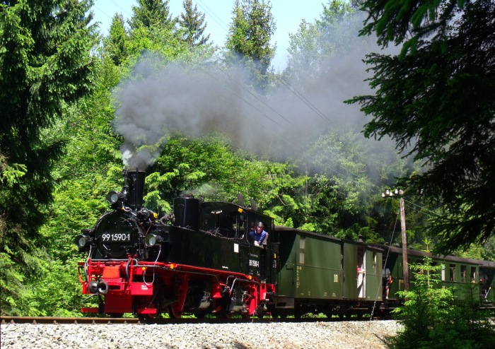 99 1590 mit Zug Nr.23 in der Kurve hinterm Haltepunkt (natürlich ohne Halt....) und dem Loreleifelsen, um 12:32h am 08.06.2014