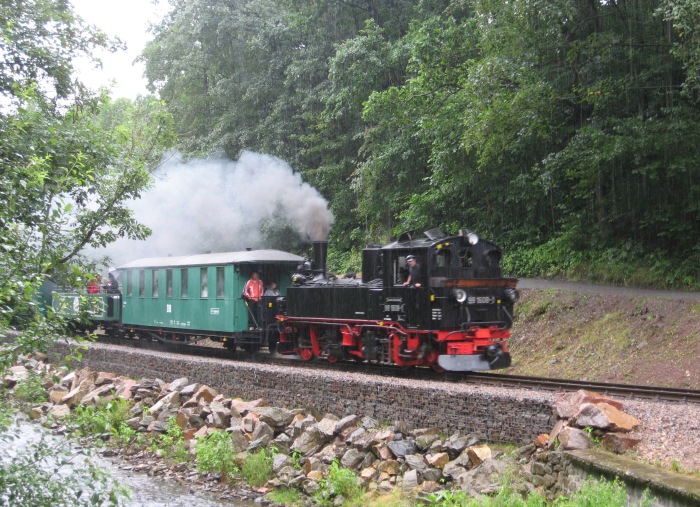 99 1608 Tv mit  P 5207 nach Hainsberg abwärts fahrend, einfahrend Haltepunkt Spechtritz, um 15:00h am 18.07.2009