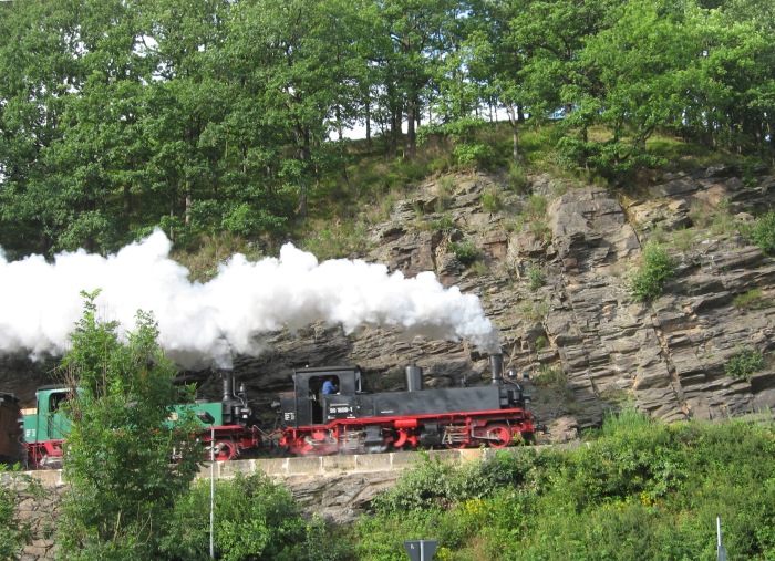 99 1608 + Nr.176 mit dem P 5210 an sehr bekanntem und vielfotografierten Ort: Ausfahrt Seifersdorf, um 18:10h am 19.07.2009