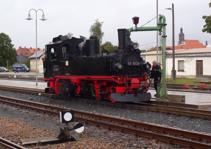 99 1608 ist mit P 5304 in Dippoldiswalde soeben eingetroffen und erhält nun am Bahnsteigende in Dippoldiswalde notwendiges neues Wasser, um 10:00h am 25.09.2019