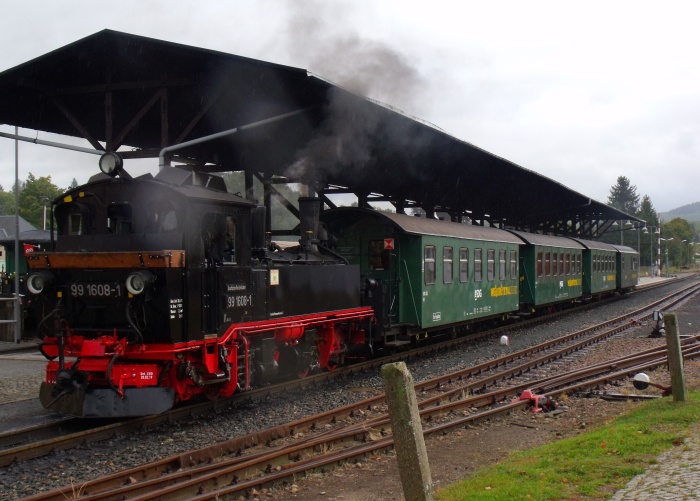 99 1608 Tv vor P 5305 nach Hainsberg im Bf Dippoldiswalde, um 15:25h am 25.09.2019
