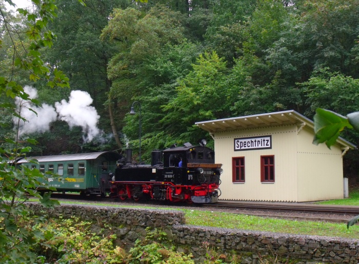 99 1608 Tv mit P 5301 nach Hainsberg fährt Haltepunkt Spechtritz ein, um 10:50h am 26.09.2019