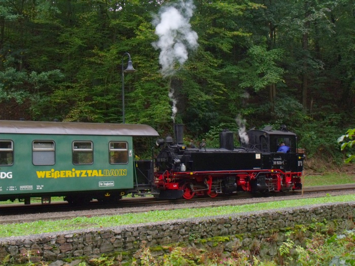 99 1608 Tv mit P 5301 beim Halt in Spechtritz, um 10:50h am 26.09.2019