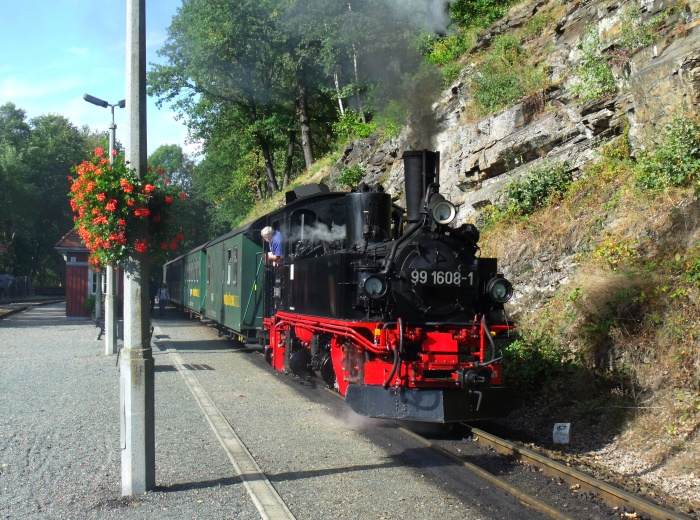 99 1608 vorm P 5304 beim Halt im hübschen kleinen Bahnhof Seiferdorf, um 14:56h am 26.09.201