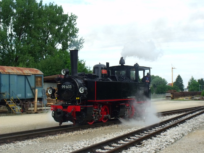 99 633 fährt nun in Richtung Bahnsteig in Warthausen, ca.10:05h am 09.07.2017