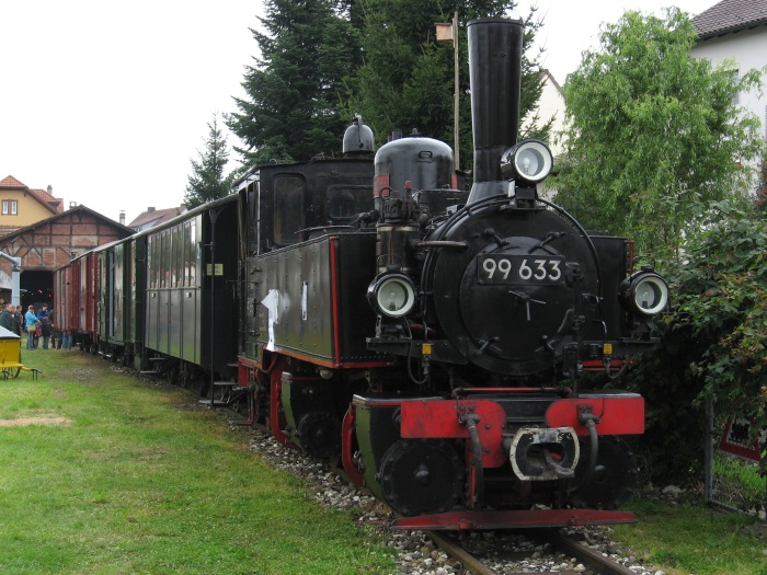 99 633 noch kalt und teilweise ohne Treibstangen ausgestellt im Bahnhofsbereich von Ochsenhausen, mit angeklebter / plakatierter Absicht und Hoffnung, die Lok nach kompletter Aufarbeitung wieder in Betrieb zu setzen, um 13:30h am 09.08.2007 fotografiert