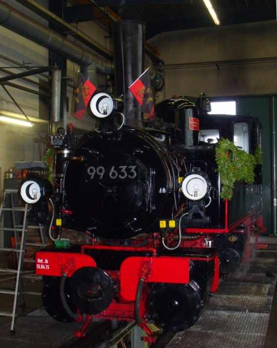 99 633 in der Halle in Warthausen, Fotos um ca. 9:05h am 01.05.2015