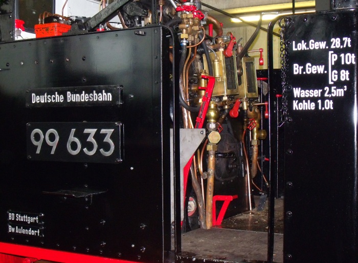 99 633 in der Halle in Warthausen, Fotos um ca. 9:05h am 01.05.2015
